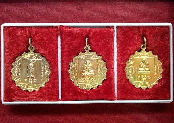 ชุดเหรียญ มหาลาภ-มหาโชค-มหาเศรษฐี หลวงพ่อเชิญ วัดโคกทอง หลังพระสิวลี-สังกัจจาย-ปิตตา...เคาะเดียวแดง.