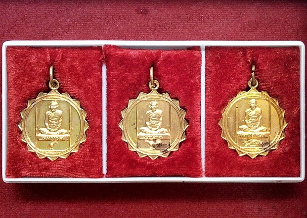 ชุดเหรียญ มหาลาภ-มหาโชค-มหาเศรษฐี หลวงพ่อเชิญ วัดโคกทอง หลังพระสิวลี-สังกัจจาย-ปิตตา...เคาะเดียวแดง.