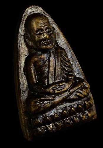 พระหลวงปู่ทวด วัดช้างให้ จ.ปัตตานี "เตารีด พิมพ์หลังหนังสือ เนื้อทองเหลือง ปี 2524 หลัง3 จุด"