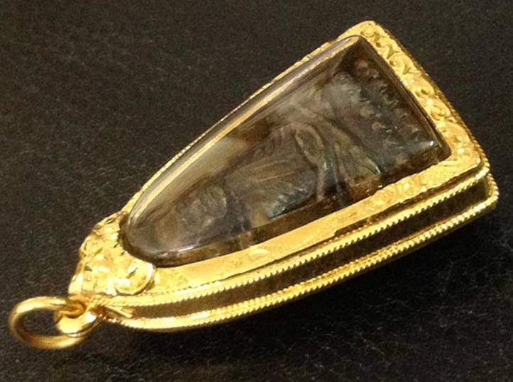 พระหลวงปู่ทวด วัดช้างให้ จ.ปัตตานี "เตารีด พิมพ์หลังหนังสือ เนื้อทองเหลือง ปี 2524 หลัง3 จุด"