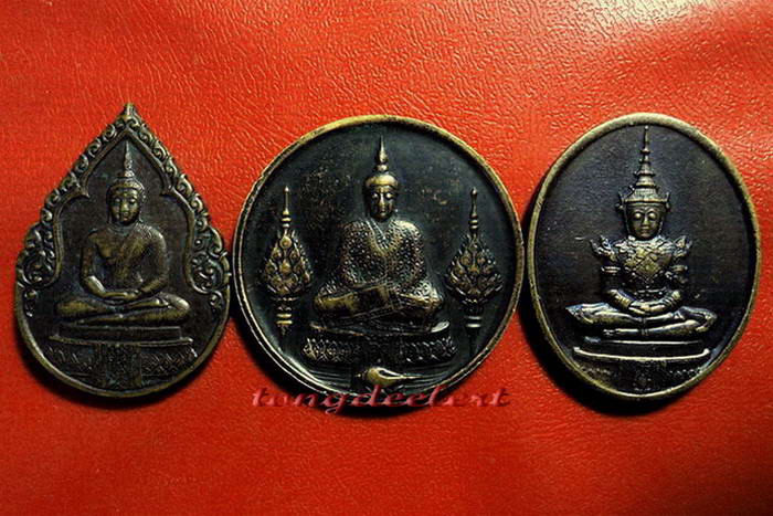 เหรียญพระแก้วมรกต ภปร.ฉลองกรุงรัตนโกสินทร์ 200 ปี พ.ศ. 2525 ครบชุด 3 ฤดูค่ะ