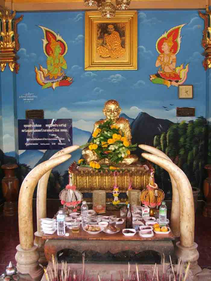หลวงพ่อเคลือบ วัดหนองกระดี่ ขนาดบูชา หน้าตัก 5 นิ้ว ความสูง 7 นิ้ว 