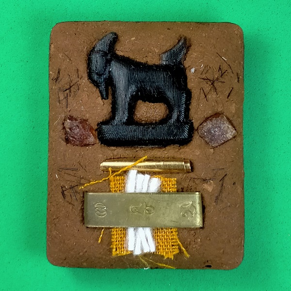 ล็อกเก็ตสารพัดกัน หลวงพ่อสิน ภทฺทาจาโร วัดละหารใหญ่ จ.ระยอง  พิมพ์เล็ก สีชมพู 