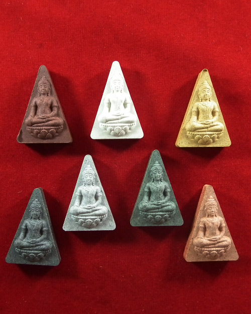 พระสมเด็จนางพญา สก.ชุดเนื้อผง ครบ ๗ สีพร้อมกล่องเดิม