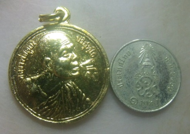 **วัดใจ**เหรียญหลวงพ่อคูณ วัดบ้านไร่ รุ่น เสาร์๕ คูณพันล้าน จ.นครราชสีมา ปี ๒๕๓๗**กะไหล่ทอง สวยๆ