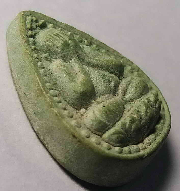 20 บาท พระปิดตาเนื้อผงหยดน้ำที่ระลึกงานฝังลูกนิมิตสร้างปี 2536 ด้านหลังมีอักษรย่อชื่อวัด  BOX RED