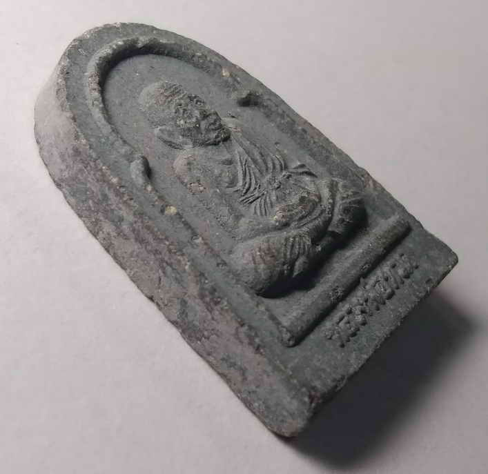 50 บาท  สวยครับแป้งทาพิมพ์ยังอยู่ หลวงปู่ทวดเนื้อผง วัดช้างให้ จังหวัดปัตตานี สร้างปี 2540 พิมพ์ซุ้ม