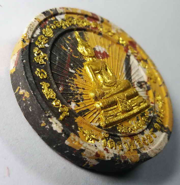 30 บาท พระผงว่านก้นครกเนื้อผงปัดทอง หลวงพ่อแดง วัดราชสิงขร กรุงเทพฯ หลังจตุคามรามเทพขนาด 3.5 cm  BOX