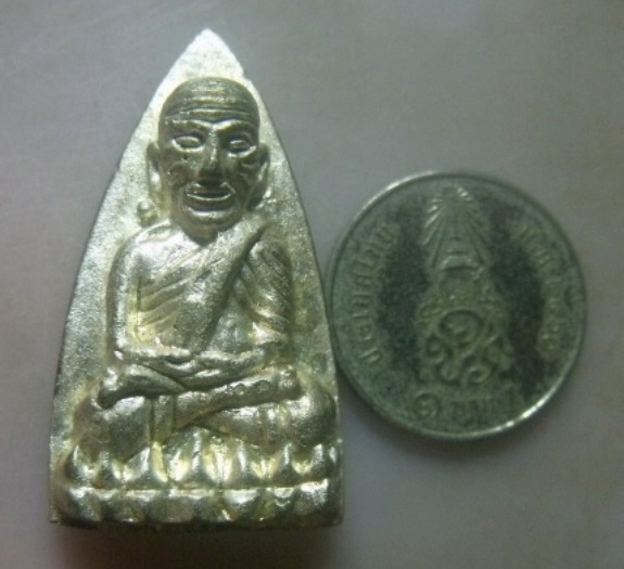 **วัดใจ**หลวงปู่ทวดเตารีด หลังลายเซ็น เนื้อนวะพรายเงิน ตอกโค้ด คอจุด วัดบวรฯ ปี ๒๕๔๓**สวยๆ เชิญชม 