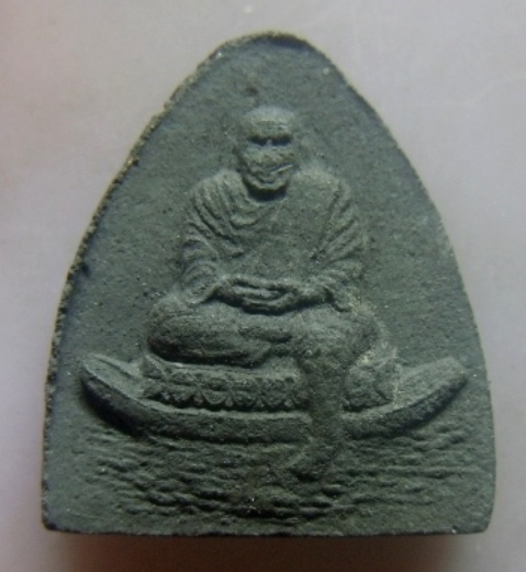 **วัดใจ**หลวงปู่ทวดนั่งเรือเหยียบน้ำทะเลจืด เนื้อว่าน ลพ.แดง วัดศรีมหาโพธิ์ ปี๒๕๓๗**ประสบการณ์ 5 แชะ