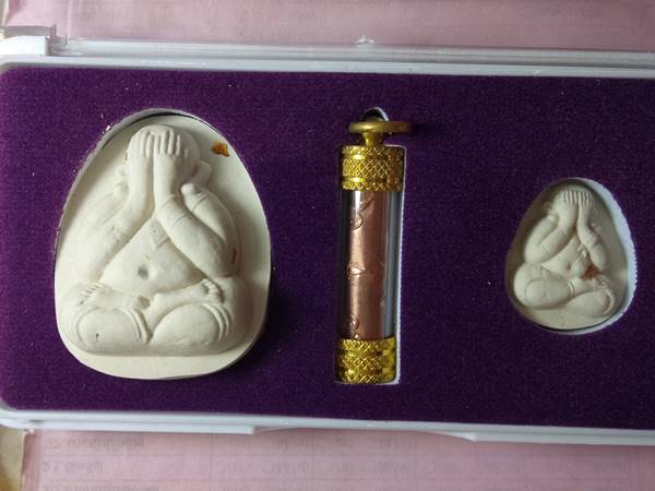 ชุดกรรมการ พระปิดตาหลวงพ่อคูณ รุ่น คูณพันล้าน ออกวัดบ้านไร่ ปี 57 เนื้อ ผงพุทธคุณผสมจีวรตะกรุด 3 กษั