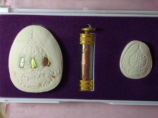 ชุดกรรมการ พระปิดตาหลวงพ่อคูณ รุ่น คูณพันล้าน ออกวัดบ้านไร่ ปี 57 เนื้อ ผงพุทธคุณผสมจีวรตะกรุด 3 กษั