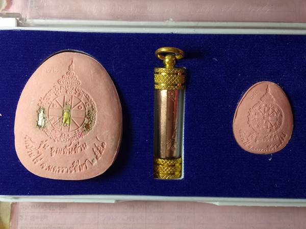 ชุดกรรมการ พระปิดตาหลวงพ่อคูณ รุ่น คูณพันล้าน ออกวัดบ้านไร่ ปี 57 เนื้อ ผงชมพูผสมจีวรตะกรุด 3 กษัตริ