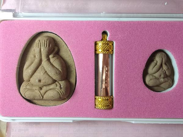 ชุดกรรมการ พระปิดตาหลวงพ่อคูณ รุ่น คูณพันล้าน ออกวัดบ้านไร่ ปี 57 เนื้อ ว่าเศรษฐีผสมจีวรตะกรุด 3 กษั