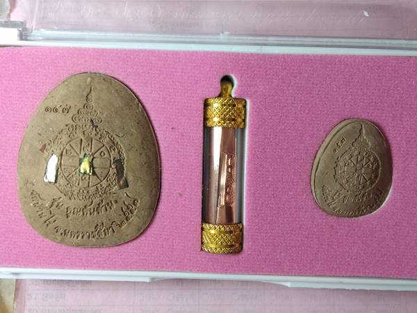 ชุดกรรมการ พระปิดตาหลวงพ่อคูณ รุ่น คูณพันล้าน ออกวัดบ้านไร่ ปี 57 เนื้อ ว่าเศรษฐีผสมจีวรตะกรุด 3 กษั