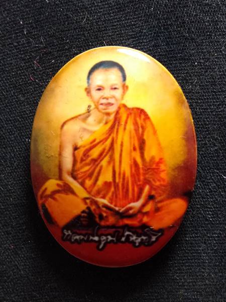 ล็อตเก็ตหลวงพ่อคูณ รุ่น คูณพันล้าน ออกวัดบ้านไร่ ปี 57 ฉากสีแดงหลังอุดผงพุทธคูณฝังตะกรุด 1 ดอก ติดจี