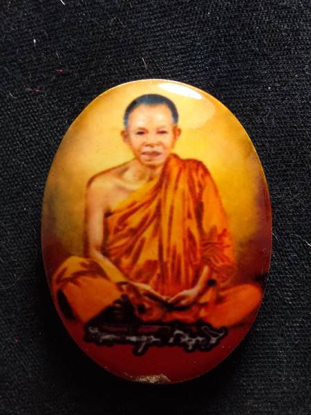 ล็อตเก็ตหลวงพ่อคูณ รุ่น คูณพันล้าน ออกวัดบ้านไร่ ปี 57 ฉากสีแดงหลังอุดผงพุทธคูณฝังตะกรุด 1 ดอก ติดจี