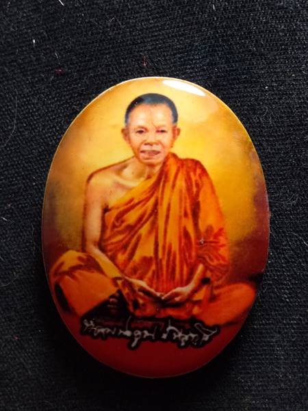 ล็อตเก็ตหลวงพ่อคูณ รุ่น คูณพันล้าน ออกวัดบ้านไร่ ปี 57 ฉากสีแดงหลังอุดผงพุทธคูณฝังตะกรุด 1 ดอก ติดจี