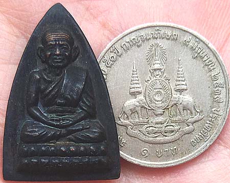 *เหรียญกลีบบัว หลวงปู่ทวด วัดช้างให้ รศ.๒๐๐ ปี๒๕๒๕ หน้าแก่ หูกาง รมดำ*