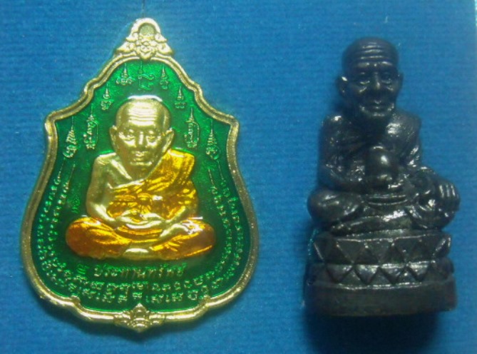 **วัดใจ**หลวงปู่ทวด หมื่นยันต์ รุ่นรวยหายห่วง ชุดพิเศษทอดกฐิน วัดช้างไห้ ลงยาสีเขียว**พร้อมกล่องเดิม