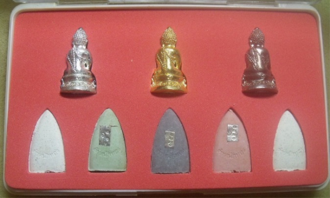 **วัดใจ**ชุดพระชัยหลวงปู่ทวด รุ่นตำหนักทอง หลวงปู่ทอง วัดป่ากอ จ.สงขลา ปี ๒๕๔๐**สวยๆ พร้อมกล่องเดิม 
