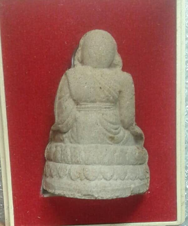 พระหลวงปู่ทวดลอยองค์รุ่นแรก ออกวัดโนนสมบูรณ์ ปี๓๘ จำนวน 5 กล่อง เคาะเดียวครับ