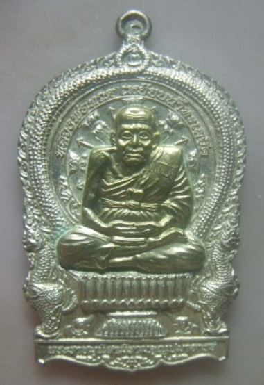 **วัดใจ**เหรียญนั่งพานหลวงปู่ทวด เจริญปลอดภัย ๗ รอบ วัดบวรฯ กะไหล่เงินหน้ากากทอง ตอกโค้ด ปี ๔๐**สวยๆ