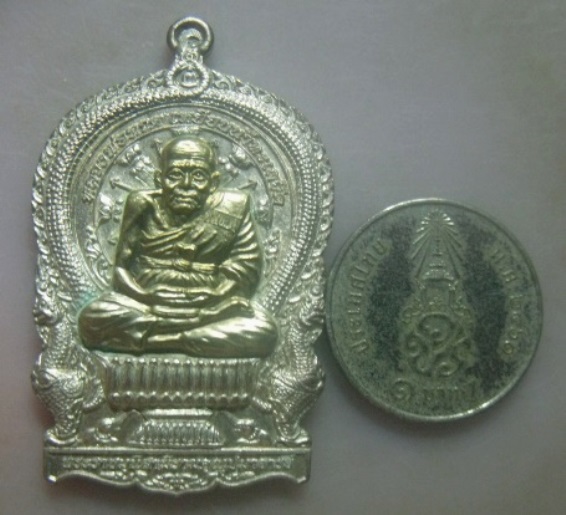 **วัดใจ**เหรียญนั่งพานหลวงปู่ทวด เจริญปลอดภัย ๗ รอบ วัดบวรฯ กะไหล่เงินหน้ากากทอง ตอกโค้ด ปี ๔๐**สวยๆ