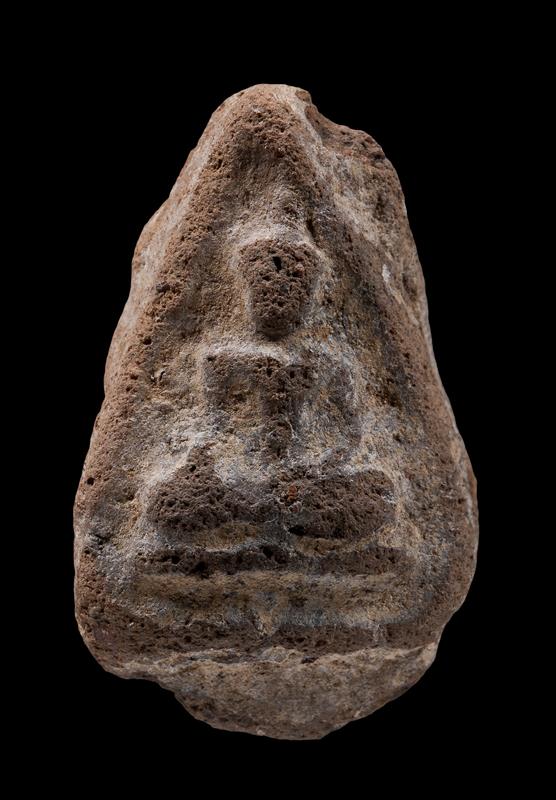 พระนางกำแพง พิมพ์กลีบบัว เนื้อดิน กรุเจดีย์กลางทุ่ง จ.กำแพงเพชร พร้อมบัตรรับรอง