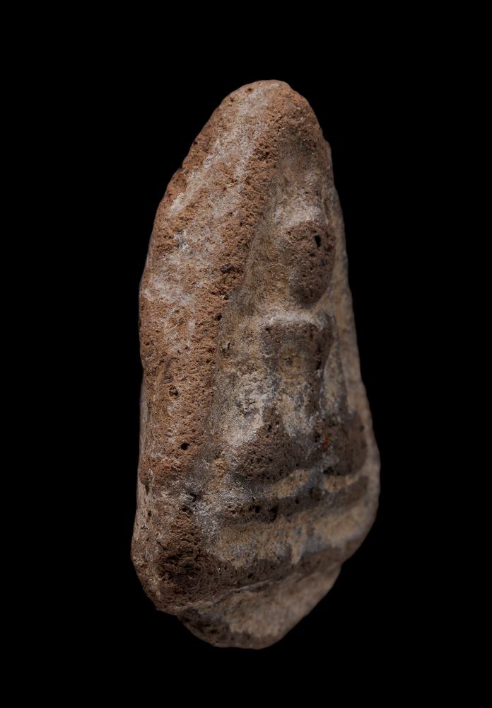 พระนางกำแพง พิมพ์กลีบบัว เนื้อดิน กรุเจดีย์กลางทุ่ง จ.กำแพงเพชร พร้อมบัตรรับรอง