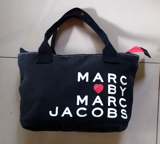 กระเป๋าผ้า MARC สีดำด้านในแดง MARC BY MARC JACOBS