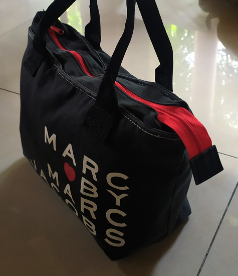 กระเป๋าผ้า MARC สีดำด้านในแดง MARC BY MARC JACOBS