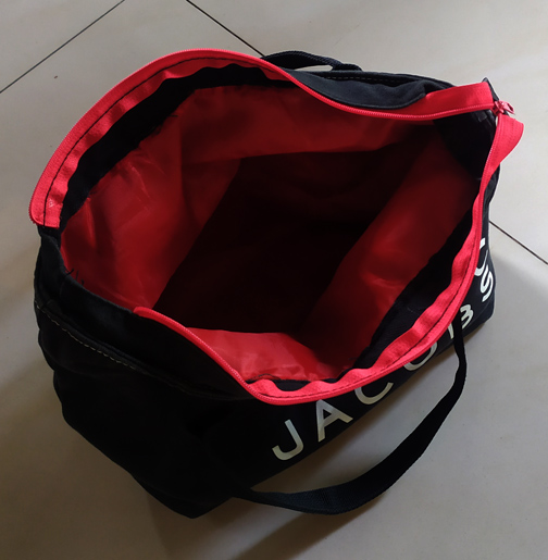 กระเป๋าผ้า MARC สีดำด้านในแดง MARC BY MARC JACOBS
