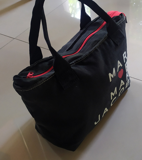 กระเป๋าผ้า MARC สีดำด้านในแดง MARC BY MARC JACOBS