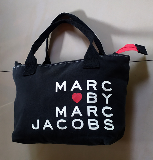 กระเป๋าผ้า MARC สีดำด้านในแดง MARC BY MARC JACOBS