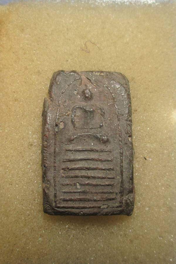 พระกรุเพดานโบสถ์ หลวงพ่อพ่วง วัดกก ธนบุรี เนื้อดินเผา 2473 พิมพ์สมเด็จ 7ชั้นเล็ก 