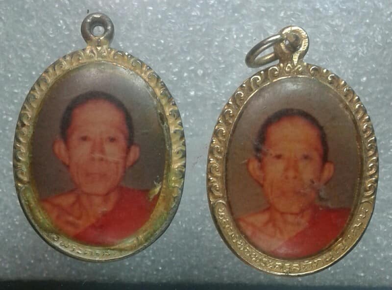 ล๊อกเก็ตพระครูสัตตบุญวัฒน์ วัดไชยอาวาส เมืองพะเยา 2 เหรียญ เคาะเดียวครับ