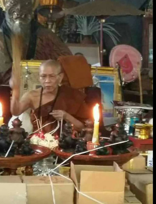 พระอินทร์แปลงกาย(สี่หูห้าตา)รุ่นแรก หลวงพ่อเสน่ห์ วัดเชียงขาง เชียงใหม่ ขนาด3นิ้ว เลข70ฝังเหรียญรูปห