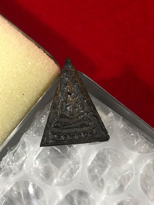 เหรียญหล่อ พระพุทธ หลวงพ่อรุ่ง รุ่นย้อนยุค พิมพ์สามเหลี่ยม วัดท่ากระบือ ปี 2543 พร้อมกล่อง