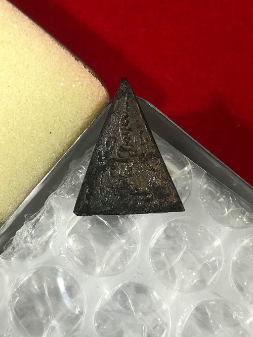 เหรียญหล่อ พระพุทธ หลวงพ่อรุ่ง รุ่นย้อนยุค พิมพ์สามเหลี่ยม วัดท่ากระบือ ปี 2543 พร้อมกล่อง