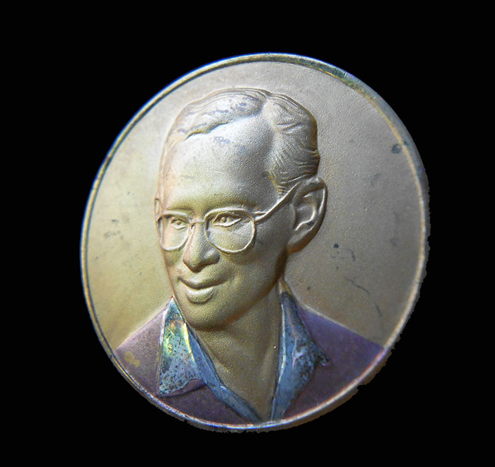 เหรียญ พระราชพิธีมหามงคลเฉลิมพระชนมพรรษา 6 รอบ ปี 2542 กะไหล่ทอง 3 กษัตริย์ สภาพสวย พร้อมแท่น