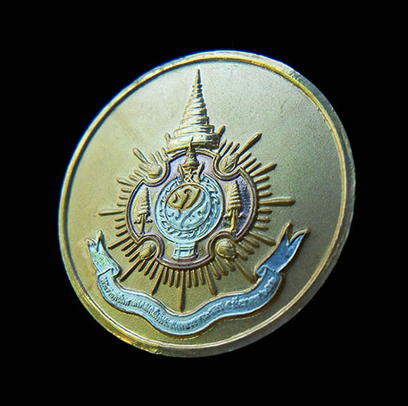 เหรียญ พระราชพิธีมหามงคลเฉลิมพระชนมพรรษา 6 รอบ ปี 2542 กะไหล่ทอง 3 กษัตริย์ สภาพสวย พร้อมแท่น