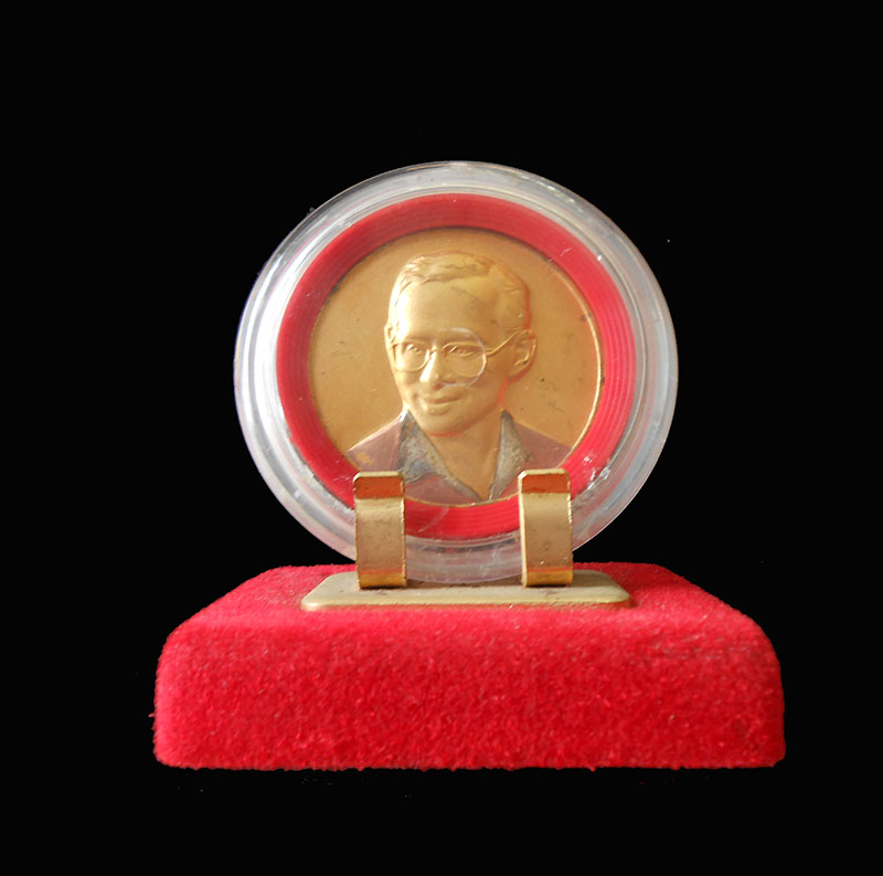 เหรียญ พระราชพิธีมหามงคลเฉลิมพระชนมพรรษา 6 รอบ ปี 2542 กะไหล่ทอง 3 กษัตริย์ สภาพสวย พร้อมแท่น