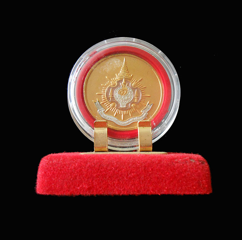 เหรียญ พระราชพิธีมหามงคลเฉลิมพระชนมพรรษา 6 รอบ ปี 2542 กะไหล่ทอง 3 กษัตริย์ สภาพสวย พร้อมแท่น