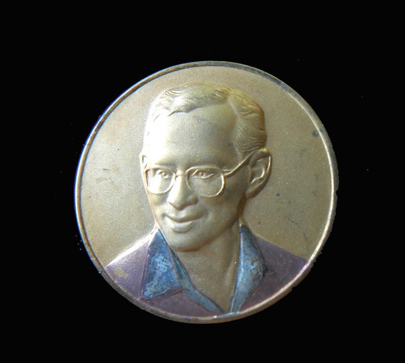 เหรียญ พระราชพิธีมหามงคลเฉลิมพระชนมพรรษา 6 รอบ ปี 2542 กะไหล่ทอง 3 กษัตริย์ สภาพสวย พร้อมแท่น