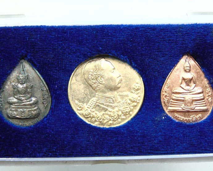 เหรียญที่ระลึกครองราชย์ 50 ปี