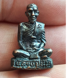 พระรูปหล่อหลวงปู่หิน วัดหนองนา จ.ลพบุรี