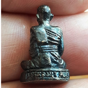 พระรูปหล่อหลวงปู่หิน วัดหนองนา จ.ลพบุรี