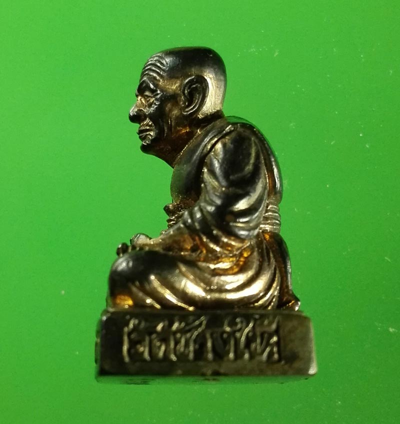 รูปหล่ออุดกริ่งหลวงพ่อทวด 100 ปี กรมชลประทาน เนื้อนวโลหะกลับดำ ปี 2545 ตอกโค้ดใต้ฐาน หมายเลข 2931