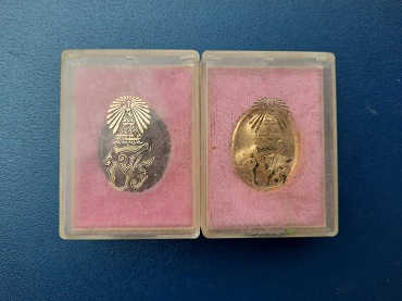 เหรียญ ร.5 จปร. ทองแดงรมดำกับกะไหล่ทอง ในกล่องเดิม รวม 2 เหรียญ